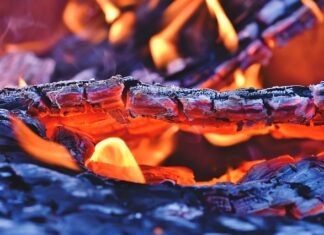 Palące się drewno – usypianie szumem w zimowym wydaniu szum palącego się drewna do usypiania niemowląt