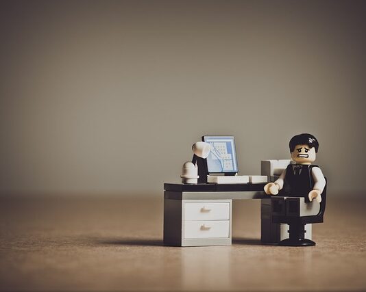 W jakim wieku dziecko zaczyna układać klocki?