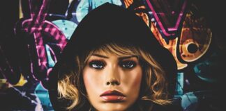 Jak się nazywa czerwona lalka z Rainbow High?