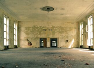 Co między szafkami a sufitem? Co między szafkami a sufitem?