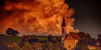 Czy w kościele można mieć odkryte ramiona?