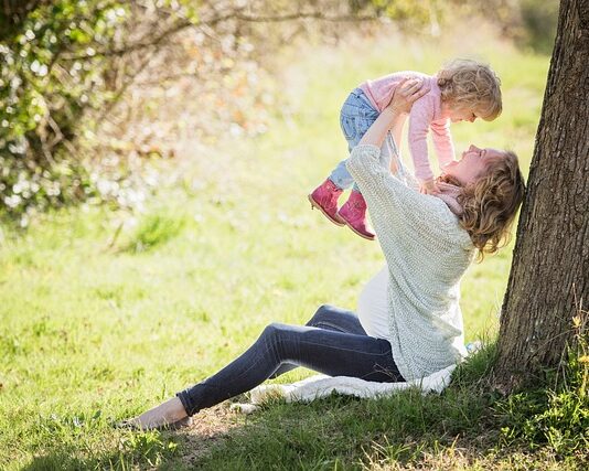 Co przysługuje kobiecie w ciąży 2023?